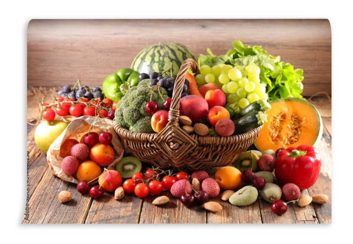 fototapeta rozne owoce i warzywa w wiklinowym koszu