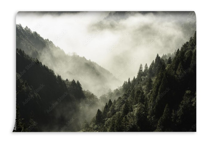 fototapeta wysoka gora we mgle i chmurze