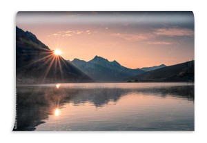 fototapeta wschod slonca na gorze z mglowym w medicine lake